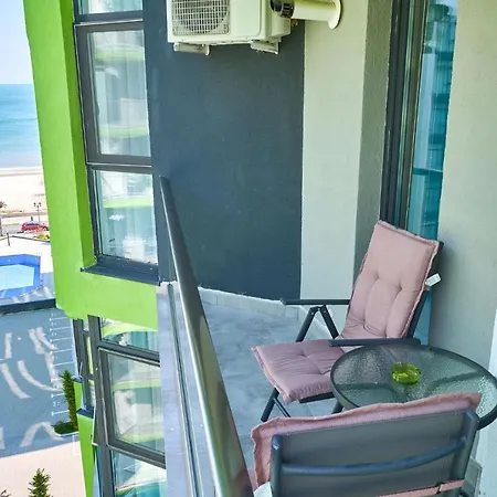 Moonlight - N Pools Mamaia