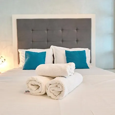 Moonlight - N Pools * Mamaia